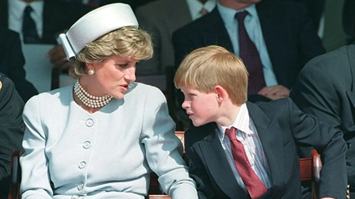 Prinzessin Diana im Mai 1995 mit ihrem Sohn Harry.