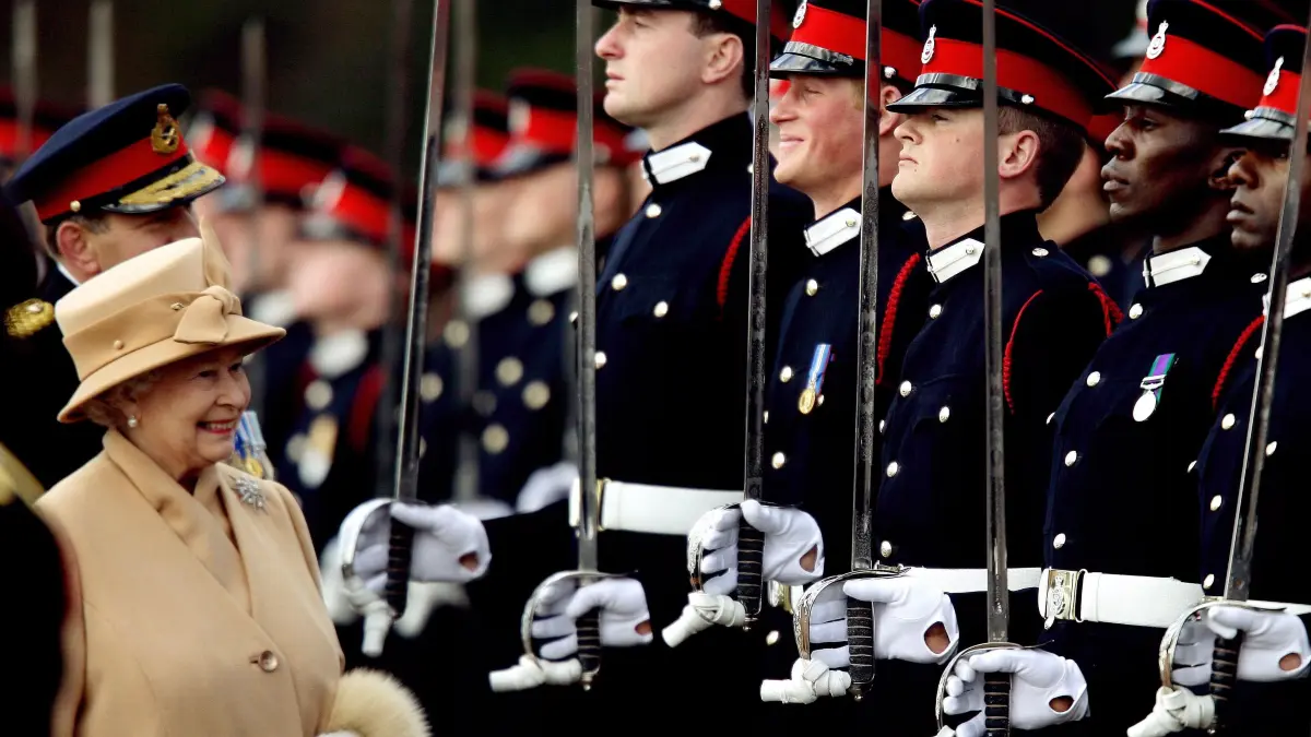 Prinz Harry lächelt breit, während seine Großmutter Königin Elizabeth II. ihn und andere Offiziere bei der „Sovereign’s Parade“ an der Royal Military Academy Sandhurst in Surrey anlässlich des Abschlusses ihrer Ausbildung inspiziert.