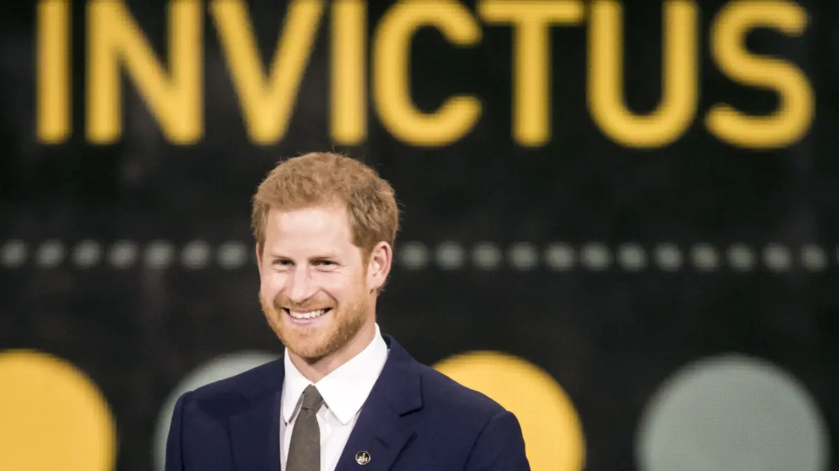 2014 ruft Prinz Harry die "Invictus Games" ins Leben, deren Schirmherr er auch ist. Hierbei treten kriegsversehrte Soldaten in sportlichen Wettkämpfen gegeneinander an.