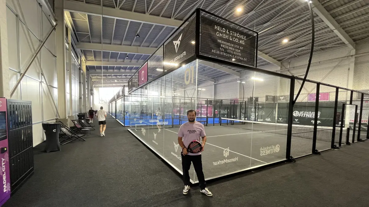 Granit Nikqi leitet den neuen Standort der Kette Padel-City im Neu-Ulmer Starkfeld. Hier sind alle Courts überdacht.