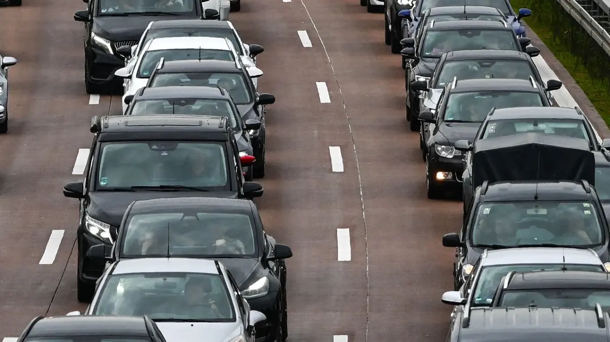 Stau: ACHTUNG: SPERRFRIST 16. SEPTEMBER 00:01 UHR. - ARCHIV - 21.06.2024, Sachsen-Anhalt, Vockerode: Stau auf der Autobahn. (zu dpa: «Besonders staureiche Sommerferien in Sachsen-Anhalt») Foto: Heiko Rebsch/dpa +++ dpa-Bildfunk +++