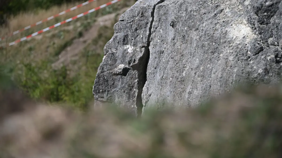 Wegen einem drohenden Felssturz ist die Felsformation Spielburg am Hohenstaufen großräumig abgesperrt worden.