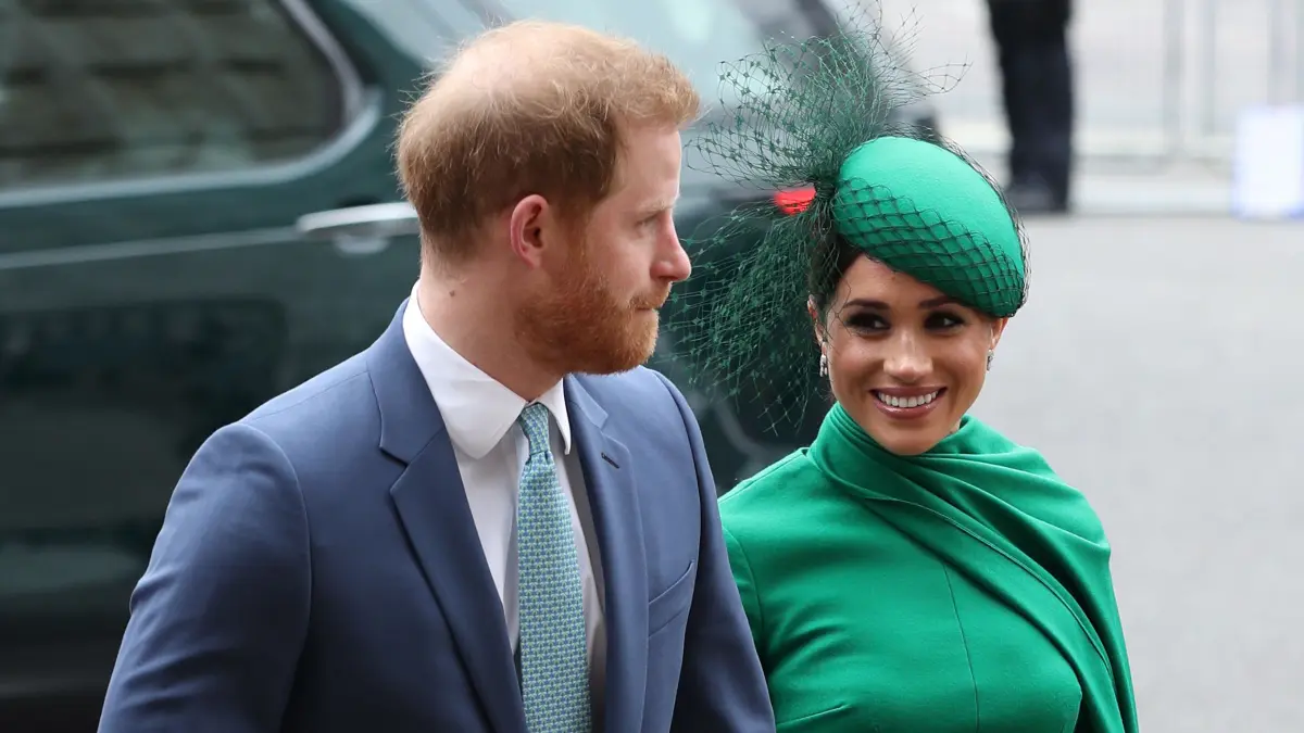 Prinz Harry (L) und Meghan kommen am Commonwealth-Tag zum Commonwealth Service in Westminster Abbey, London, an. Der Gottesdienst war die letzte offizielle Veranstaltung des Herzogs und der Herzogin von Sussex, bevor sie das königliche Leben aufgaben. Ihr Rückzug aus der Monarchie und der Wegzug aus Großbritannien wurde in den Medien auch als "Megxit" bezeichnet.