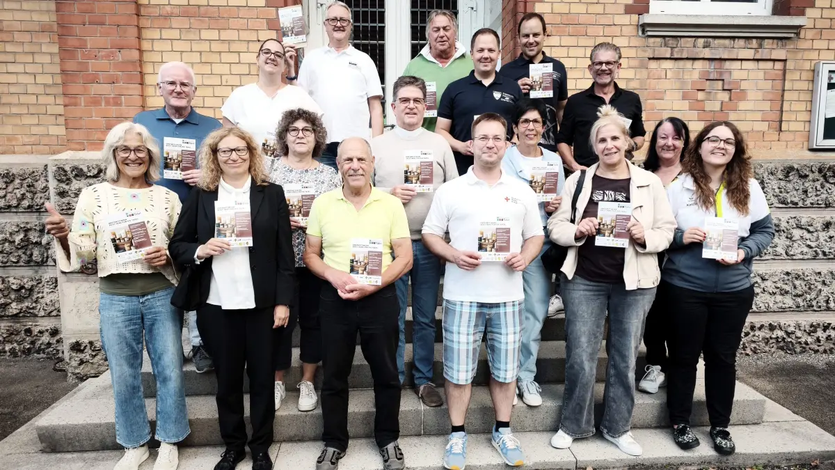 Die Vertreter von Vereinen, Vereinigungen und Kirchen mit Initiatorin Ulrike Münster, vorne links, beim Start der Aktion