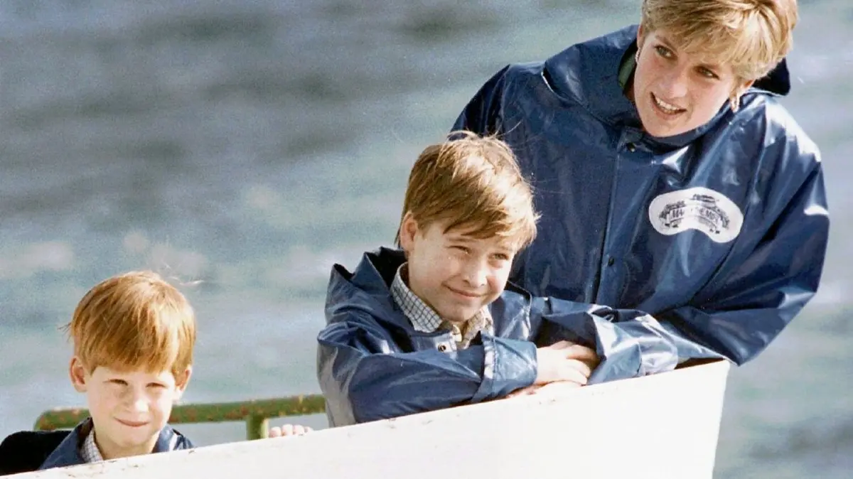 Prinzessin Diana besichtigt im Oktober 1991 mit ihren Söhnen Prinz William (M) und Prinz Harry die Niagara Fälle (USA).