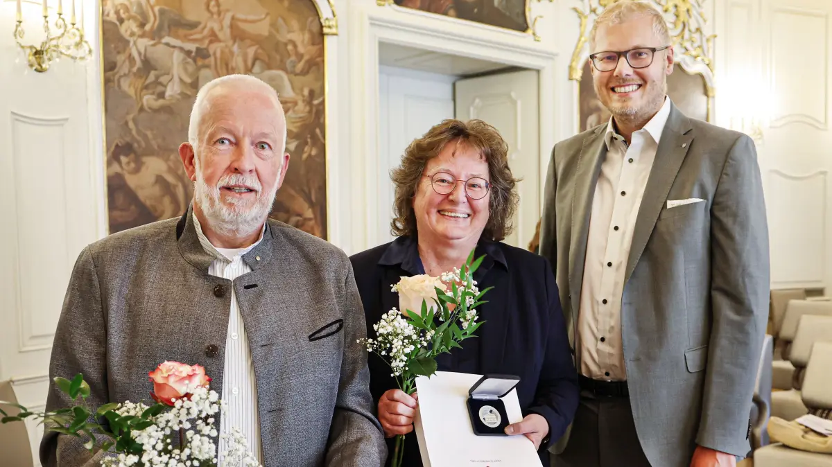 Hildegard Heinz und Werner Schuch erhalten für ihr Engagement für das Hällisch-Fränkische Museum (HFM) die silberne Rathausmedaille der Stadt Schwäbisch Hall. Oberbürgermeister Daniel Bullinger übergibt die Auszeichnung am 9. September 2026