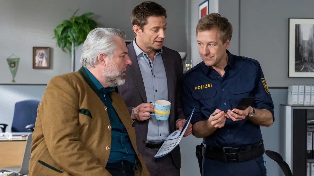 Polizeihauptmeister Mohr (Max Müller, r.) informiert die Kommissare Stadler (Dieter Fischer, l.) und Hansen (Igor Jefti?, M.) über die neuen Rechercheergebnisse.
