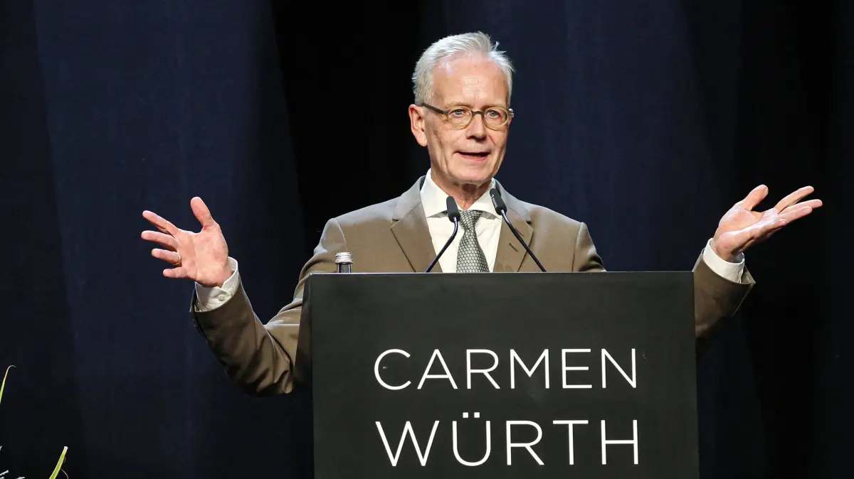 Eric Gujer, Chefredakteur der Neuen Zürcher Zeitung, spricht auf der Bühne des großen Saals des Carmen-Würth-Forums vor 1600 Zuschauerinnen und Zuschauern.