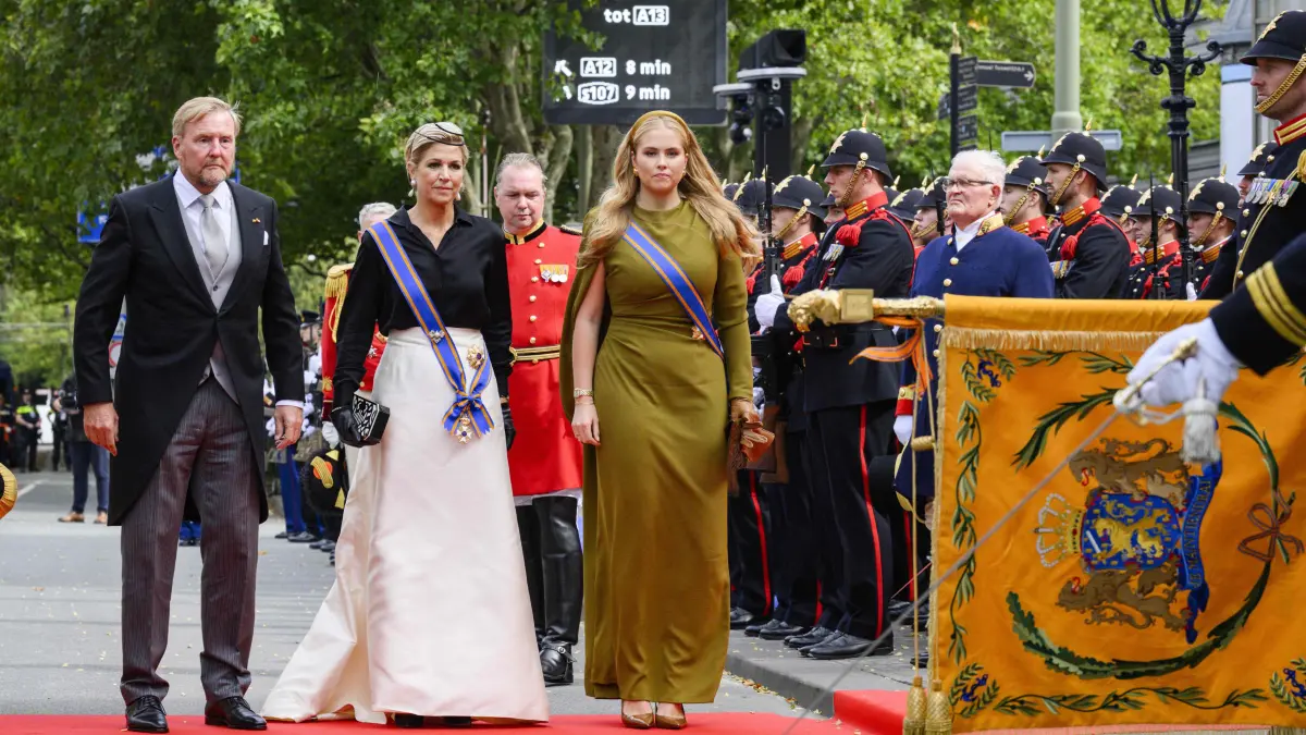 NETHERLANDS-ROYALS-POLITICS: (LtoR) King Willem-Alexander, Queen Maxima and Princess Amalia salute the royal standard upon arrival at the Royal Theatre for the Speech from the Throne, which opens the new working year of the First and Second Chambers, during Budget Day (Prinsjesdag) in The Hague on September 15, 2026. (Photo by Patrick van Emst / ANP / AFP) / Netherlands OUT
