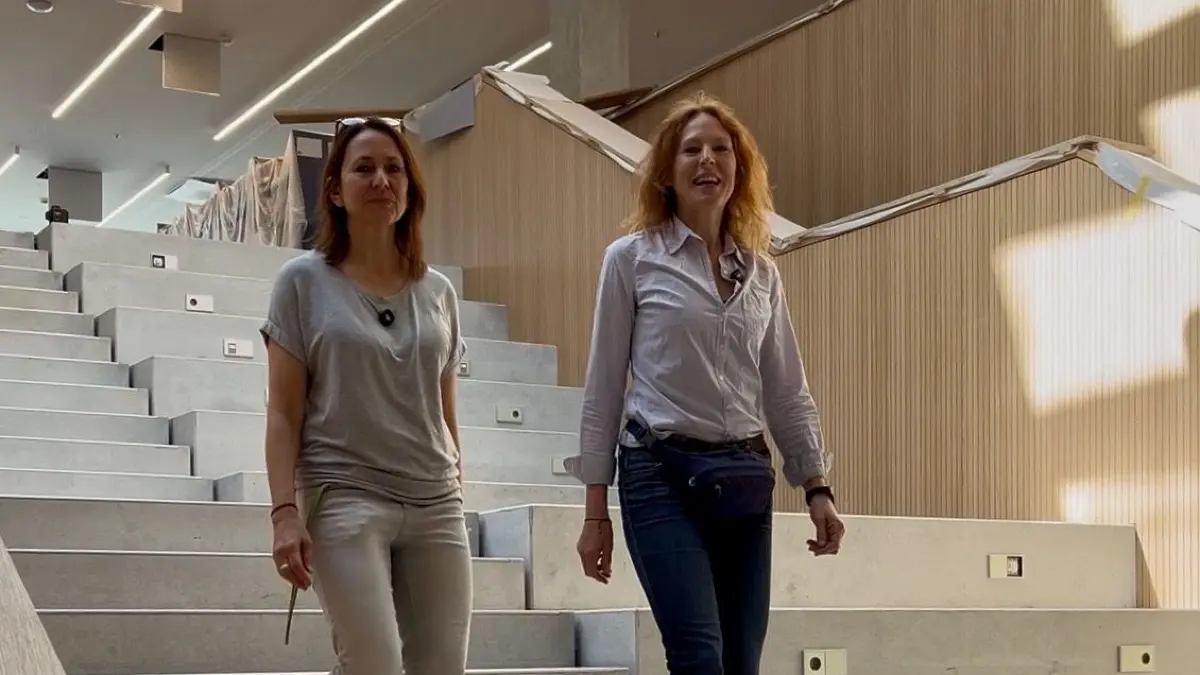 Die Leiterinnen Michaela Horak (links) und Stephanie Schütz in der neuen Neu-Ulmer Stadtbücherei.