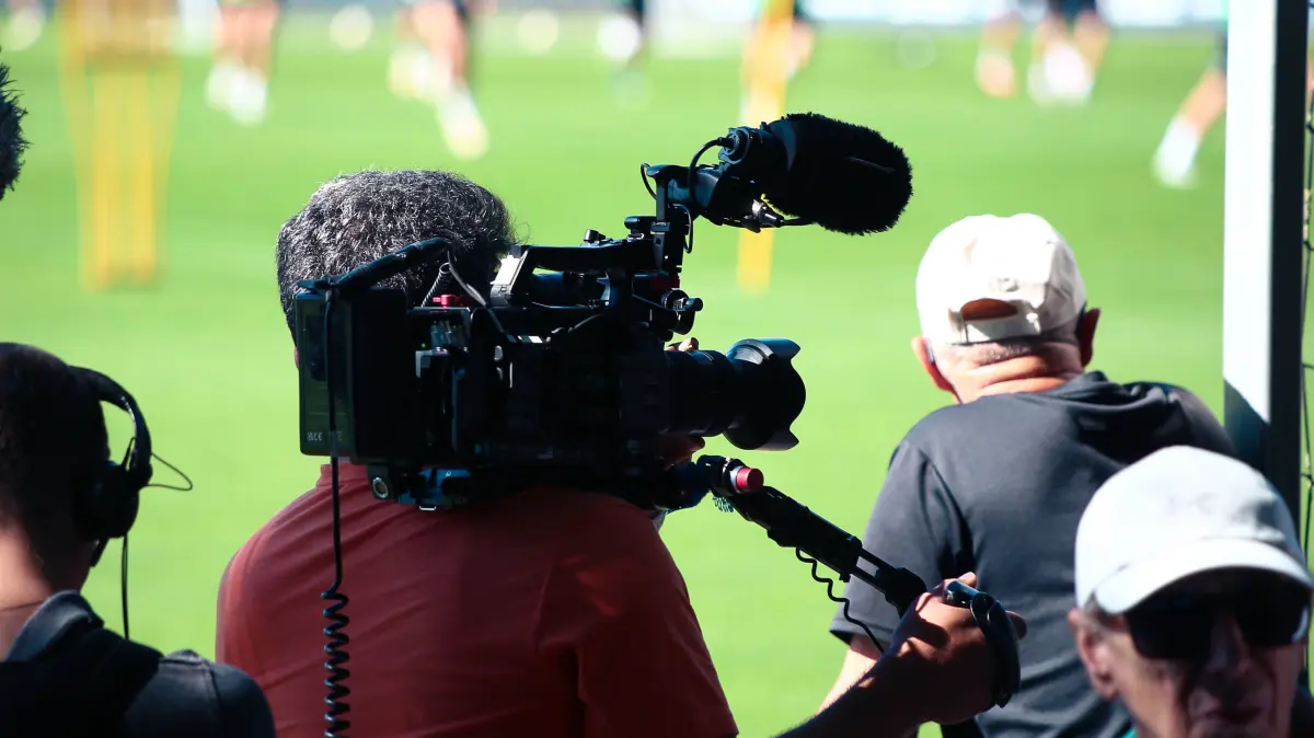 Hannover, Deutschland, Europa. Medienvertreter und TV-Teams berichten vom Mannschaftstraining von Hannover 96 nach der F: Hannover, Deutschland, Europa. Medienvertreter und TV-Teams berichten vom Mannschaftstraining von Hannover 96 nach der Freistellung von Cheftrainer Christian Titz und der vorläufigen Übernahme der Mannschaft durch Interimstrainer Lars Barlemann. *** Hanover, Germany, Europe: Media representatives and TV crews are covering Hannover 96 s team practice following the dismissal of head coach Christian Titz and the temporary takeover of the team by interim coach Lars Barlemann Copyright: xAymanxAlahmedx