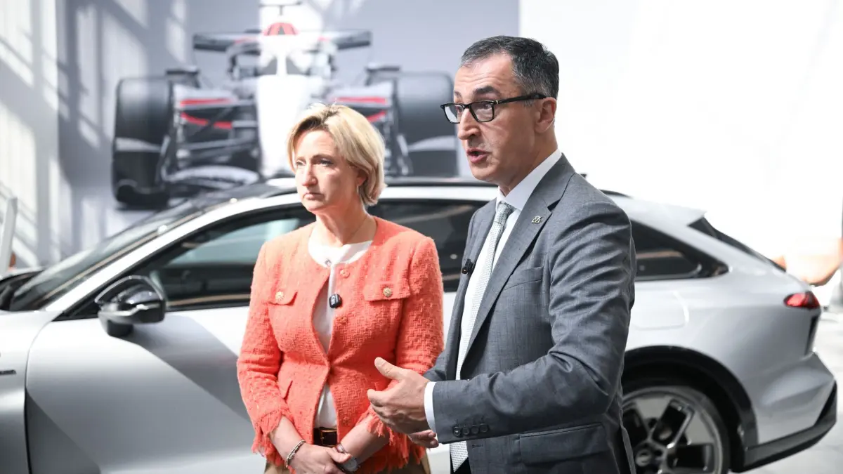 Ministerpräsident Özdemir besucht Audi-Werk in Neckarsulm: 15.09.2026, Baden-Württemberg, Neckarsulm: Cem Özdemir (r, Ministerpräsident von Baden-Württemberg, Bündnis 90/Die Grünen) und Nicole Hoffmeister-Kraut (l, CDU), Wirtschaftsministerin von Baden-Württemberg geben bei einem Besuch bei Audi in Neckarsulm ein Statement ab. Foto: Bernd Weißbrod/dpa +++ dpa-Bildfunk +++