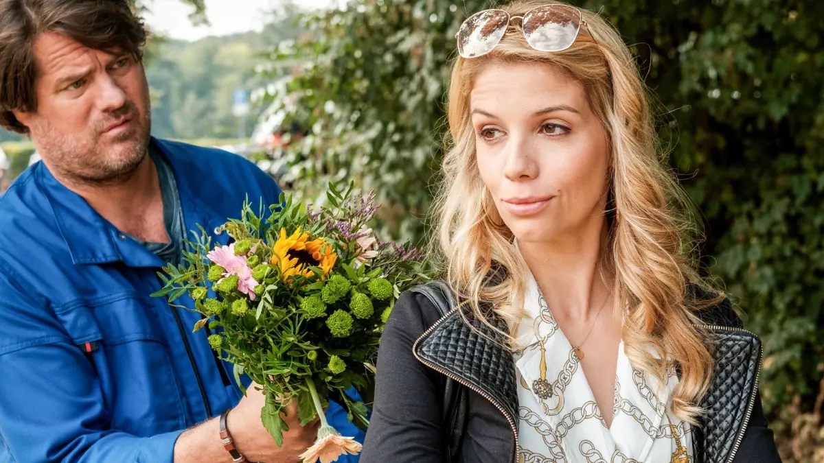 Isabel Vollmer als Britta Roth.