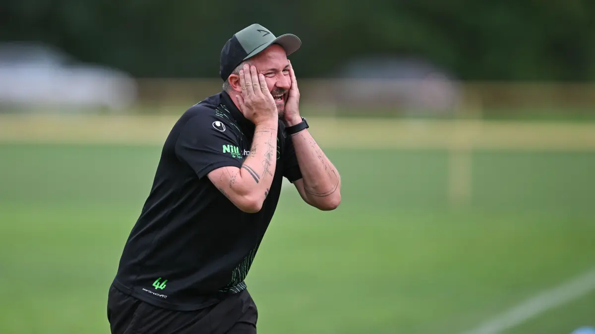 Landesliga 3, 5. Spieltag, SV Nehren - SC 04 Tuttlingen: Landesliga 3, 5. Spieltag, SV Nehren - SC 04 Tuttlingen, 13.09.2026 - Trainer Pedro Keppler (Nehren) ist mit einer Schiedsrichter-Entscheidung nicht einverstanden
Foto: Axel Grundler