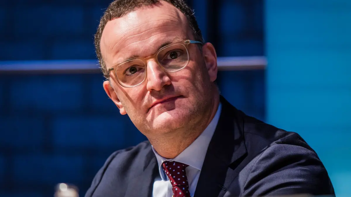 Bezirksparteitag der CDU Münsterland: 15.09.2026, Nordrhein-Westfalen, Havixbeck: Jens Spahn (CDU) sitzt auf dem Bezirksparteitag der CDU Münsterland auf dem Podest. Spahn war nach seiner Leihmutter-Affäre als Vorsitzender der CDU/CSU-Fraktion im Bundestags zurückgetreten. Nun verzichtet er im nächsten Schritt auf den Vorsitz im Münsterland, Bundestagsabgeordneter seines Wahlkreises im westlichen Münsterland will er aber bleiben. (zu dpa: «Spahn gibt Bezirksvorsitz im Münsterland auf - Feller folgt») Foto: Lars Berg/dpa +++ dpa-Bildfunk +++
