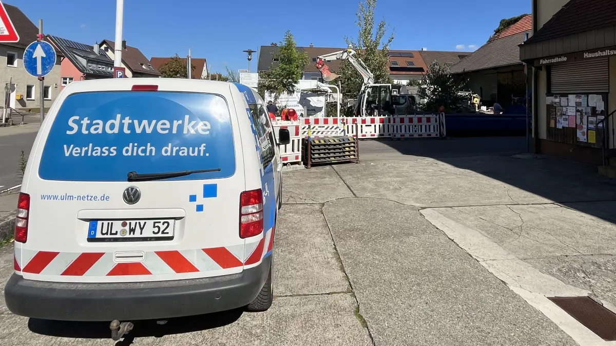 An der Ecke Hauptstraße/Kirchstraße in Pfuhl sind Experten der SWU und ein Bautrupp im Einsatz. Hier ist ein Stromkabel kaputt gegangen.