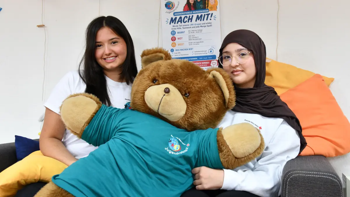 Ceyda Demirici (rechts) und Selin Naz Kara wollen gemeinsam mit Xenia Schiele (nicht im Bild) das Jugendrotkreuz in Munderkingen neu beleben. Die jungen Frauen haben viel vor.