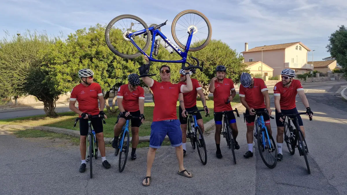 Steffen Preissler (Mitte) mit dem Radteam vom Verein Benefiz Ride