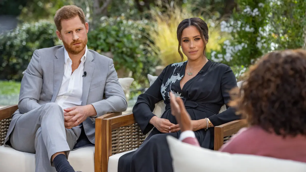 Im März 2021 sprachen Harry und Meghan in einem viel beachteten Interview mit Oprah Winfrey ausführlich über ihr Verhältnis zum britischen Königshaus nach ihrem Umzug in die USA. Dabei erhoben sie schwere Vorwürfe gegen die Royals, unter anderem wegen rassistischer Äußerungen und mangelnder Unterstützung. Meghan berichtete zudem, in einer psychischen Krise keine Hilfe erhalten zu haben. Auch die britische Boulevardpresse kritisierte das Paar scharf.