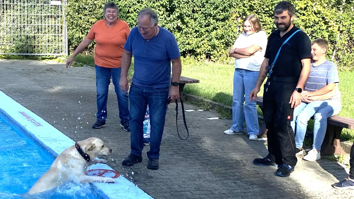 Die Premiere des Hundeschwimmens zum Abschluss der Freibadsaison in Jungingen war eine vergnügliche Sache für die Vierbeiner und für ihre Familien.