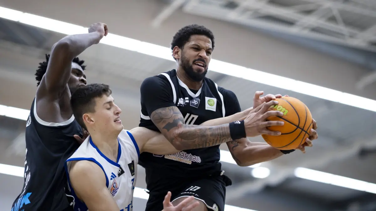 Brian Butler (rechts) – hier noch im Trikot des Basketball-Zweitligisten Fellbach – will seine Erfahrung nun an das junge Team in Haiterbach weitergeben.