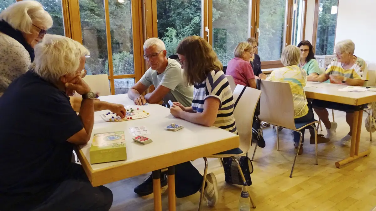 Bad Ditzenbach, Spieleabend im Haus des Gastes mit Günter Burkhardt - Nach der Sommerferienpause traf sich der Spieletreff erstmals wieder. Günter Burkhardt brachte eine vielfältige Auswahl an Spielen mit. An zwei Tischen wurde gespielt.