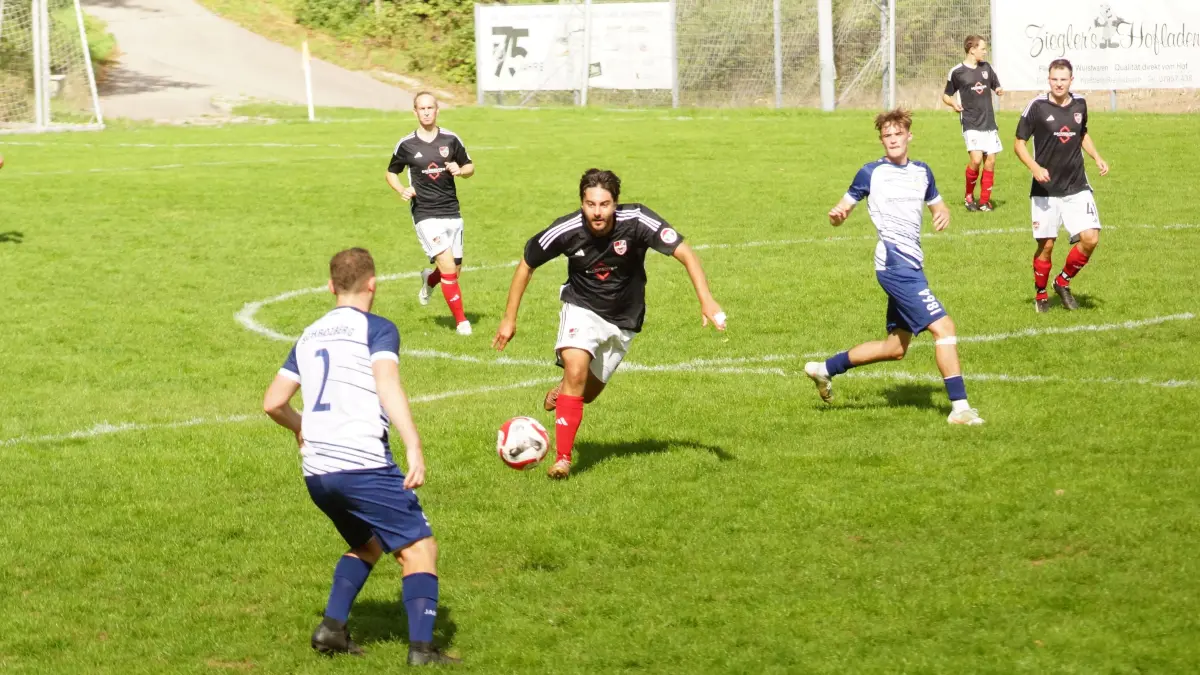 Die SGM Tiefenbach/Goldbach (schwarz, hier gegen den TSV Schrozberg) empfängt bereits heute Abend den SV Westgartshausen zum Stadtteilderby im Waldstadion.