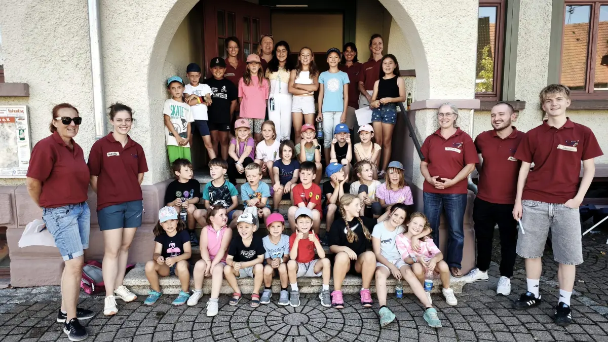 Die Kinder bei der Musikkapelle vor der Alten Schule.