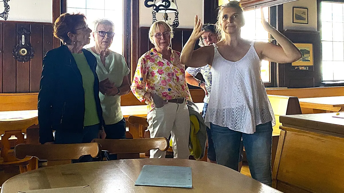 Besichtigung im Gasthaus "Fecker" in Hechingen: Almut Petersen führte interessierte Gäste durch die verwaiste Altstadtkneipe und erläuterte die Pläne des AK Asyl für die Wiederbelebung. Gezeigt wurden außer dem Schankraum auch die Küche, der Gewölbekeller und der Speicher.