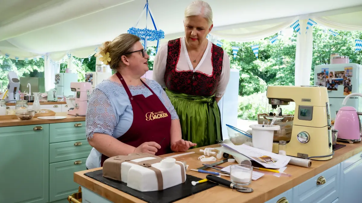 Auch Oxana (l.) steht im Halbfinale von "Das große Backen".