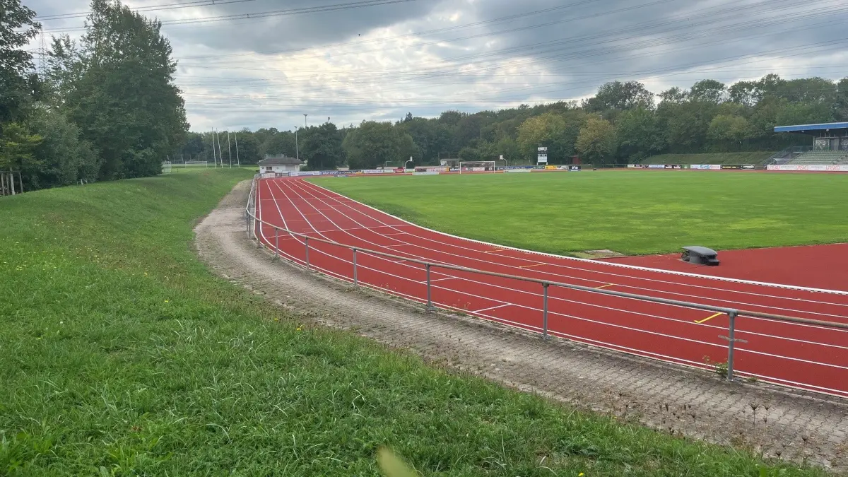 Sanierte Laufbahn im Vöhringer Sportpark.