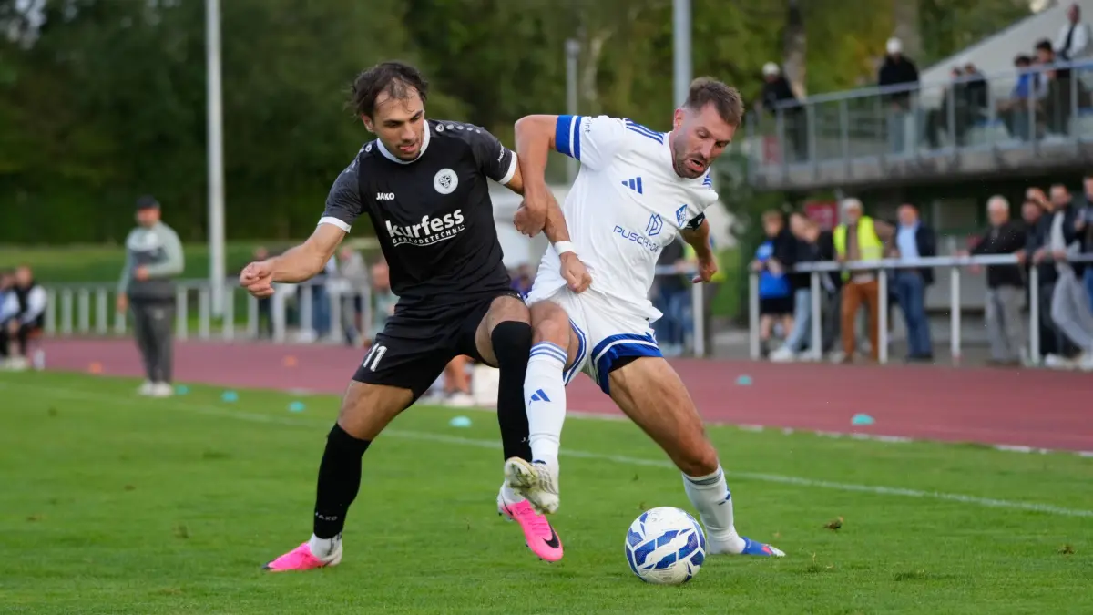1. FC Eislingen vs. SC Geislingen, Fussball, Landesliga 2, Baden-Wuerttemberg, 7. Spieltag, 16.09.2026, Foto: MaxMedia-Productions/Max Vogel: Damiano de Luca (SC Geislingen, #11) und Marvin Leonhardt (1.FC Eislingen, #13),
1. FC Eislingen vs. SC Geislingen, Fussball, Landesliga 2, Baden-Wuerttemberg, 7. Spieltag, 16.09.2026