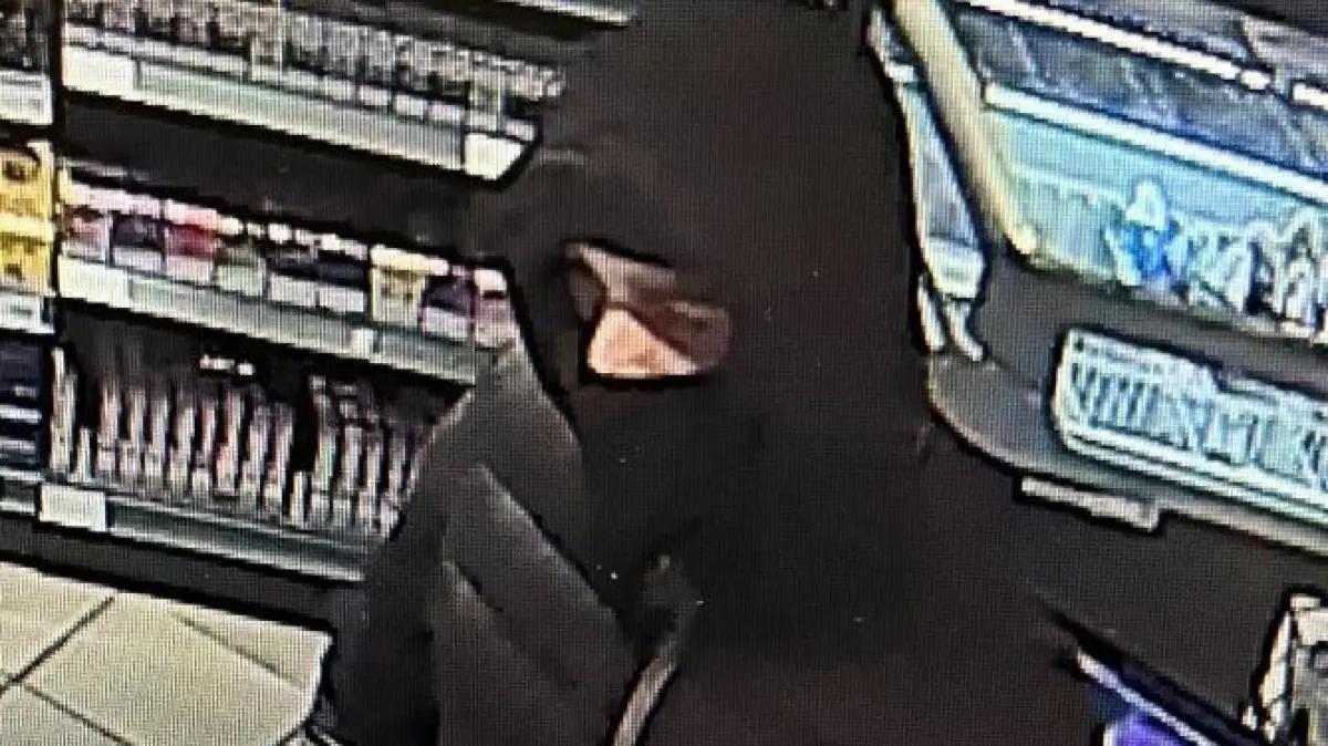 Kriminalpolizei des Polizeipräsidiums Ludwigsburg fahndet mit Fotos nach einem Tankstellenräuber