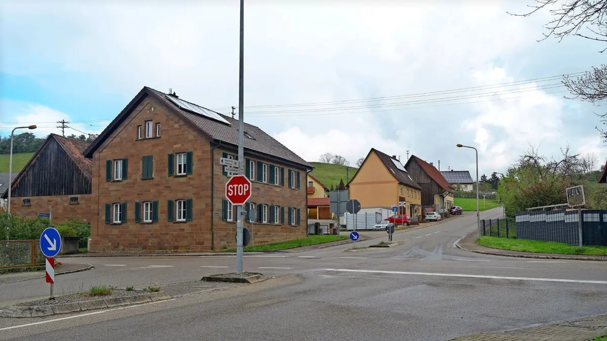 Im zweiten Bauabschnitt beim Kreuzungsbereich der Renfrizhauser und Empfinger Straße ist bereits eine neue Wasserleitung verlegt. Der dritte Abschnitt in Mühlheim wird 2027 angegangen.