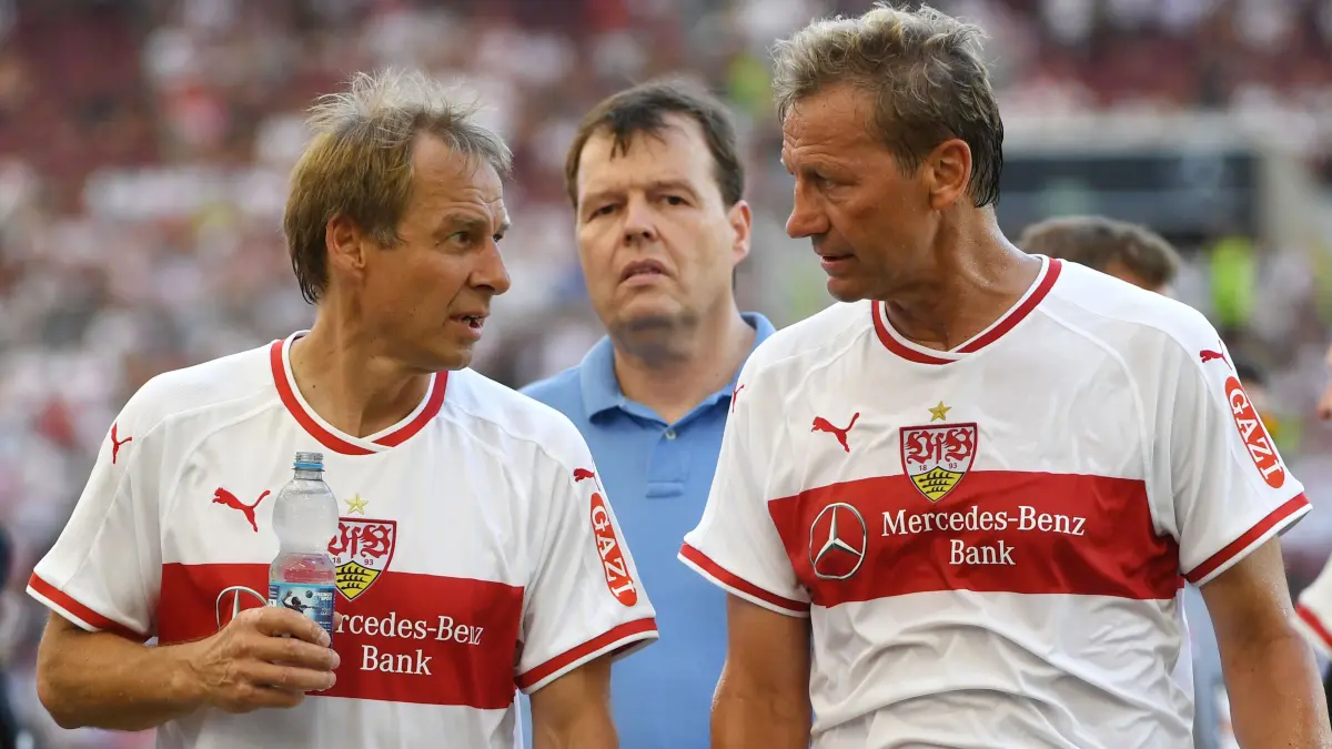 Noch immer eng mit dem VfB Stuttgart verbunden: Guido Buchwald (rechts) hier 2018 bei einem Legendenspiel mit Jürgen Klinsmann.