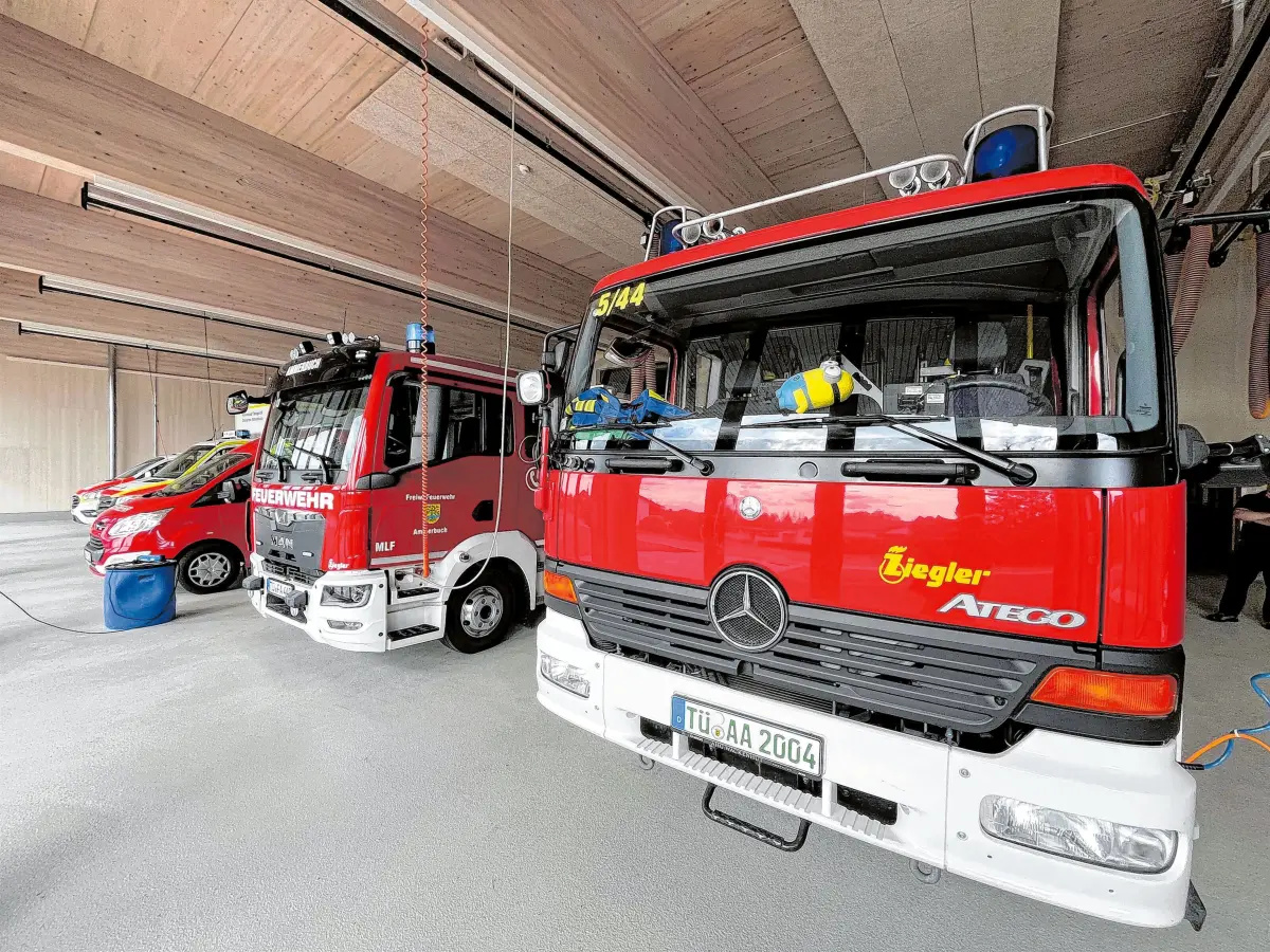 In der großen Fahrzeughalle stehen vier Fahrzeuge der Wehr und zwei des DRK. ⇥Fotos: Werner Bauknecht