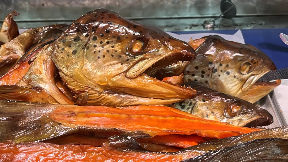 Räucherlachsköpfe auf dem Original Hamburger Fischmarkt in Rottenburg