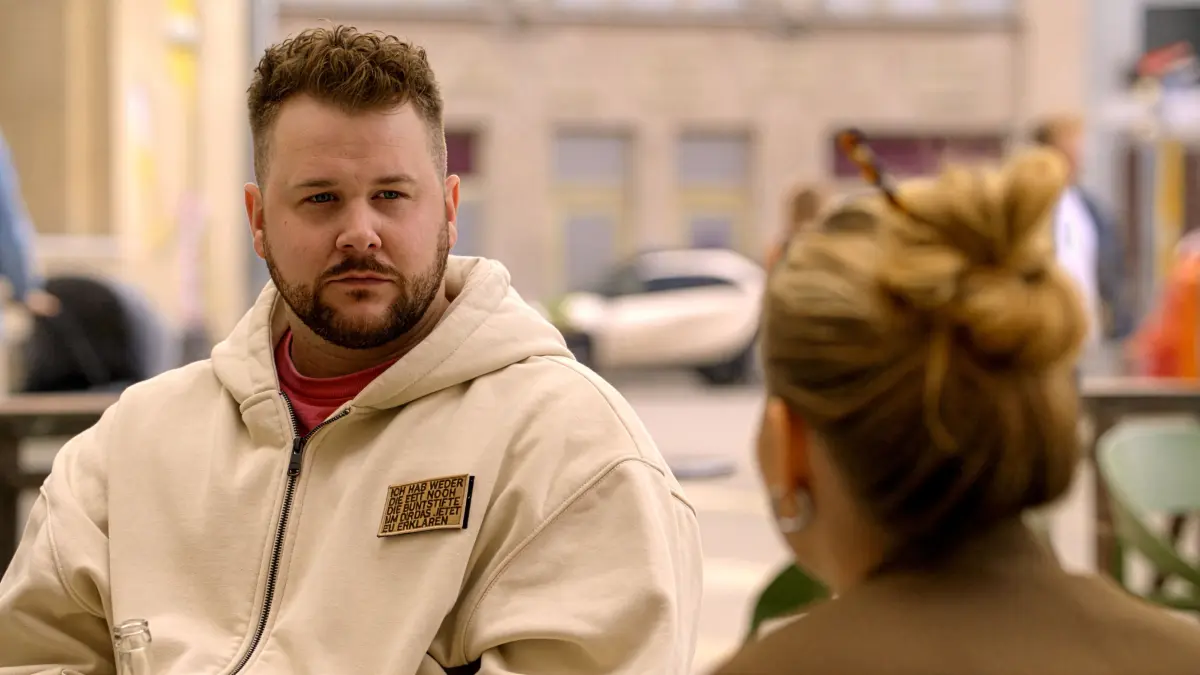 Jonas (Felix van Deventer) gesteht vor Johanna (Charlott Reschke) seine Eifersucht wegen Nihat.
