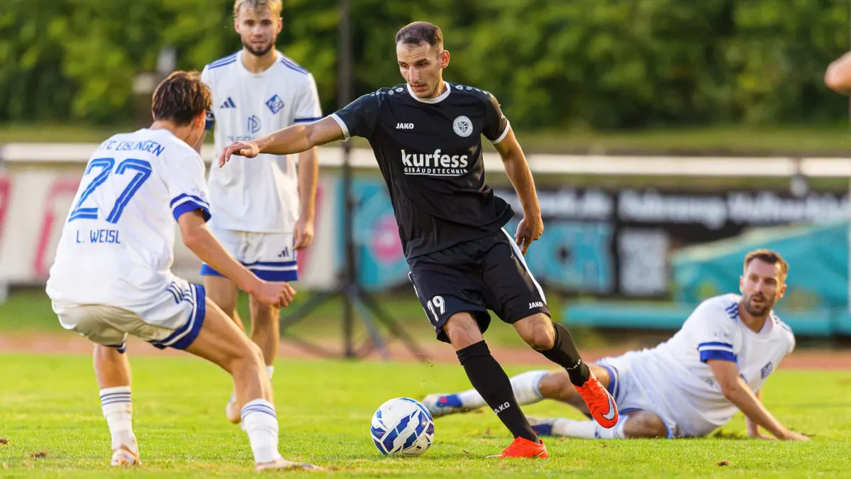 Fussball Landesliga: Fussball Landesliga; 1. FC Eislingen - SC Geislingen;
Sven Sönmez (SC Geislingen, #77) und Marvin Leonhardt (1. FC Eislingen, #13);
16.09.2026; ; .
Foto: Thomas Madel
