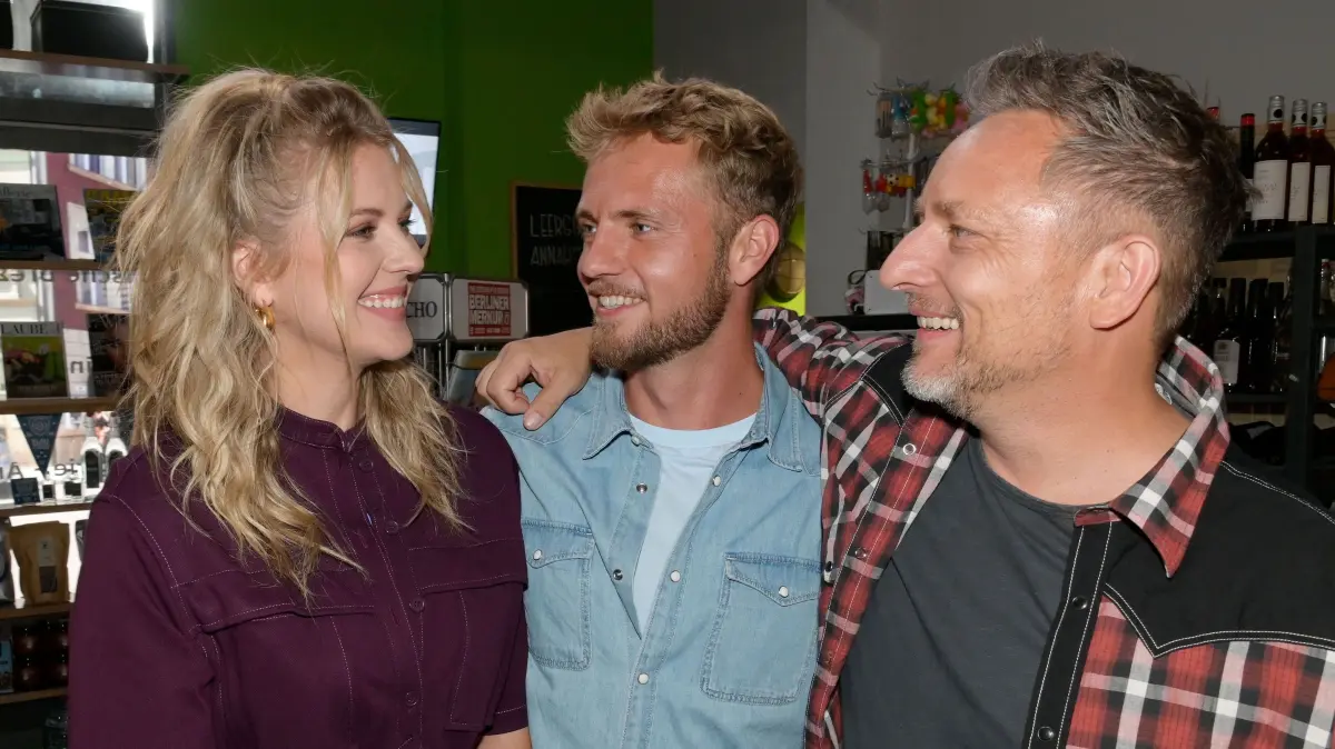 Der GZSZ-Wohnungstausch zwischen Alicia (Josefin Bressel), Paul (Niklas Osterloh) und Michi (Lars Pape) ist besiegelt.