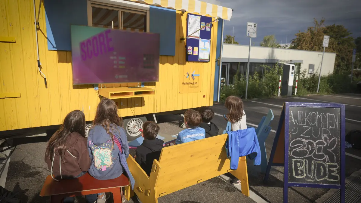 Zockbude: Leonberg - "Mobile Zockbude" auf dem Parkplatz der Stadtbücherei in Leonberg: Dort kann man nicht nur Konsolen- oder Brettspiele spielen, sondern auch selbst als Spielenetwickler tätig werden.