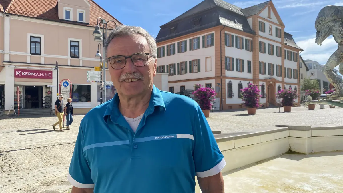 Ein Nachteil, wenn man sich für den Schiedsrichter-Posten entscheidet: Man lässt den Zusammenhalt der Mannschaft hinter sich, wird zum Einzelkämpfer. Nach und nach, sagt Erwin Braun, habe aber die Verbundenheit mit Schiedsrichter-Kollegen, die er auf Lehrgängen und Schulungen getroffen habe, hier viel ersetzen können.