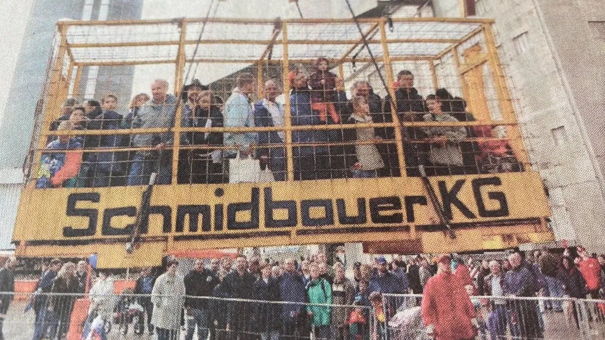 Aufwärts: Eine Tour mit dem Kran war vor 25 Jahren die große Attraktion beim Tag der Offenen Tür im Zementwerk in Allmendingen.