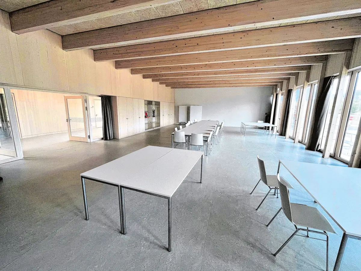 Das neue Rettungszentrum in Altingen vereint Feuerwehr und DRK unter einem Dach. Der moderne Holzbau bietet großzügige Räume und modernste Ausstattung.