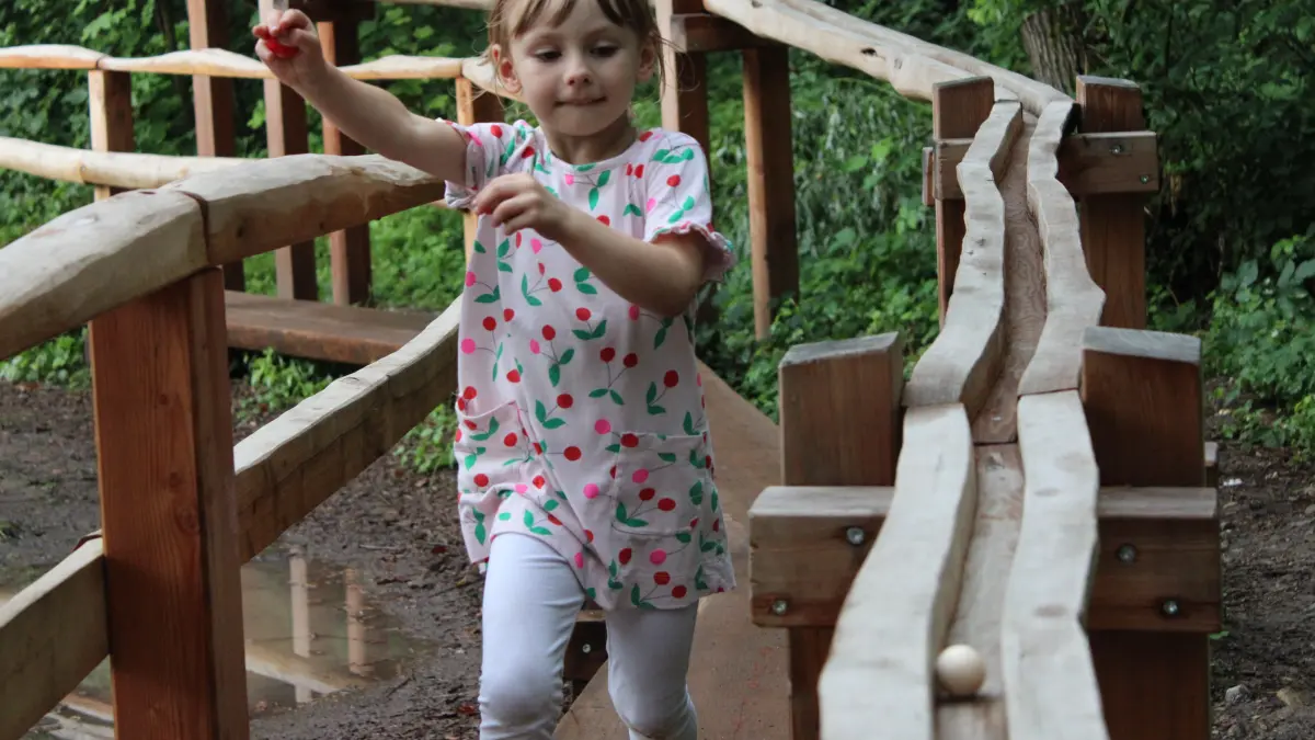 Kinder haben Spaß an Kugelbahnen, je größer, desto besser.