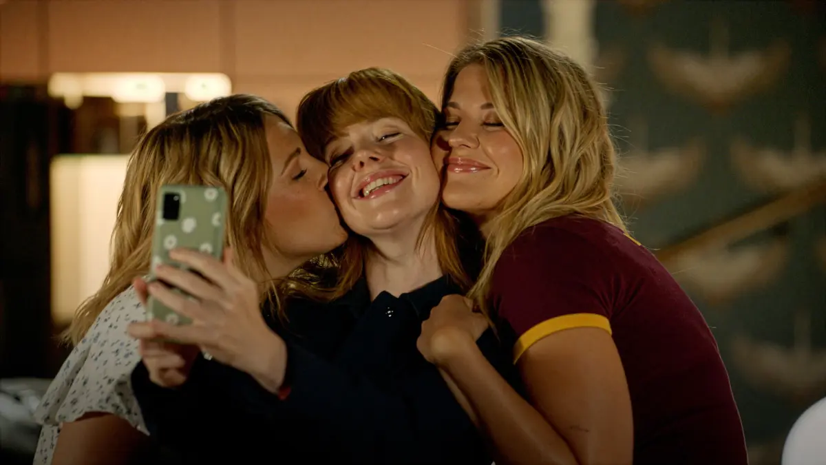 Lilly (Iris Mareike Steen) und Alicia (Josefin Bressel) nehmen bei GZSZ Abschied von Toni (Olivia Marei).