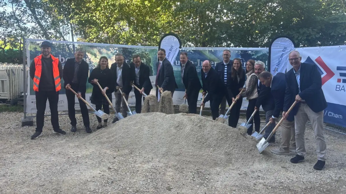 Mit dem Spatenstich bei Reichenstein am Mittwoch ist der offizielle Startschuss für den innerörtlichen Breitbandausbau in Lauterach gefallen.