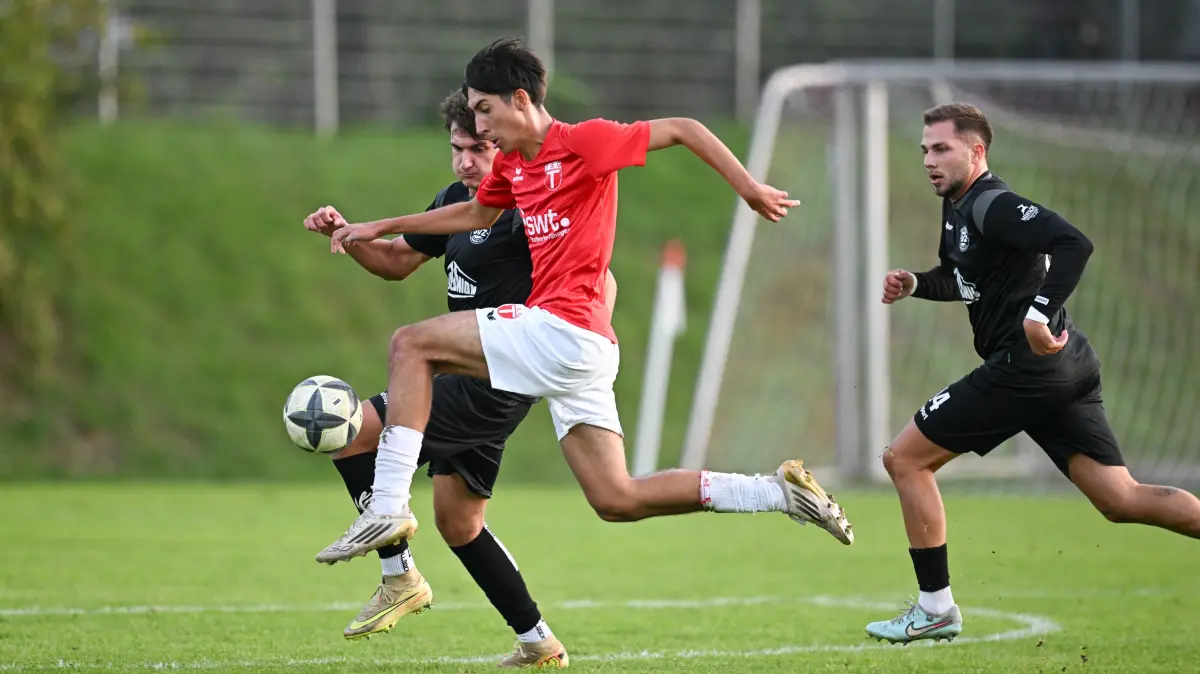 Landesliga 3, TSG Tübingen - SV Zimmern o.R.: Landesliga 3, TSG Tübingen - SV Zimmern o.R., 17.09.2026 - vorne am Ball Flavio Mendoza (TSG Tübingen) - hinten Rico Reisert (Zimmern) - rechts Leo Benz (Zimmern)
Foto: Axel Grundler