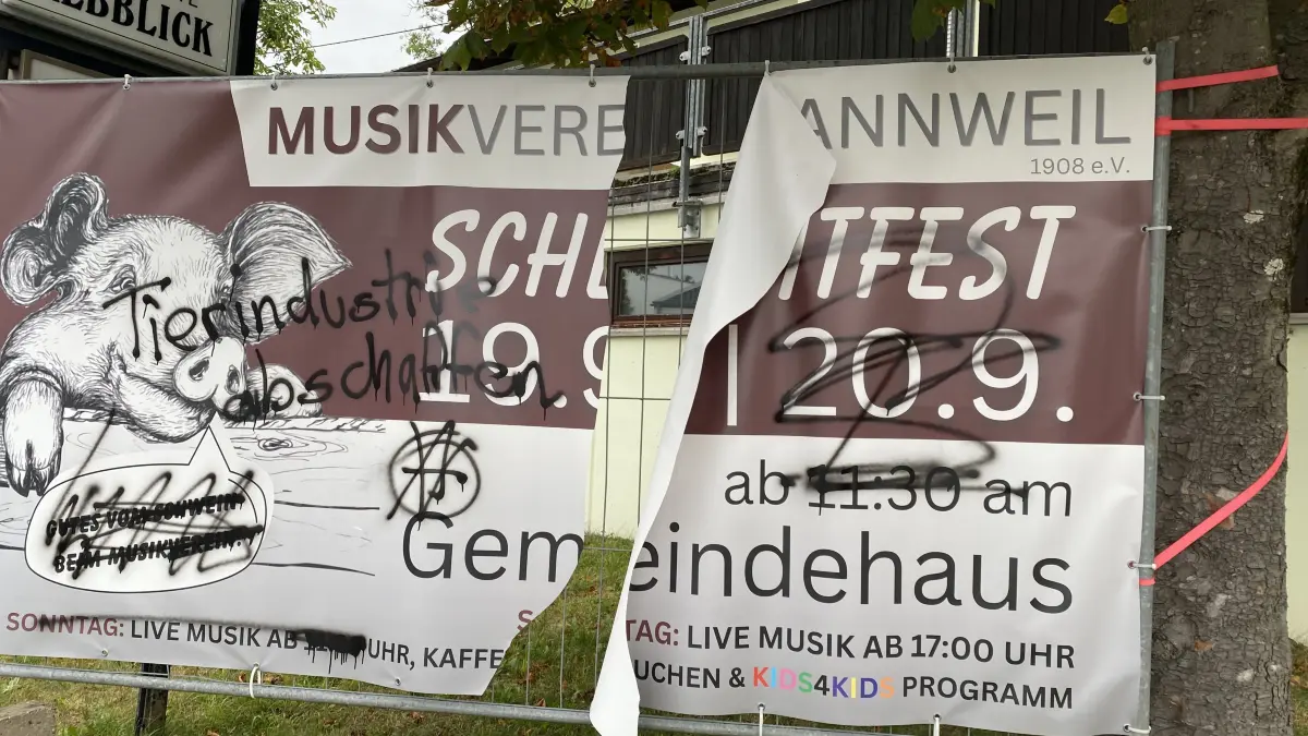 Unbekannte zerstören Plakat für das Schlachtfest