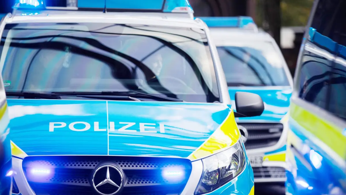 Lieferwagen gestohlen - Polizei findet Täter auf Ladefläche: ARCHIV - 20.10.2017, Nordrhein-Westfalen, Duisburg: Streifenwagen der Polizei (Symbolbild) (zu dpa: «Lieferwagen während Paket-Zustellung gestohlen») Foto: Rolf Vennenbernd/dpa +++ dpa-Bildfunk +++